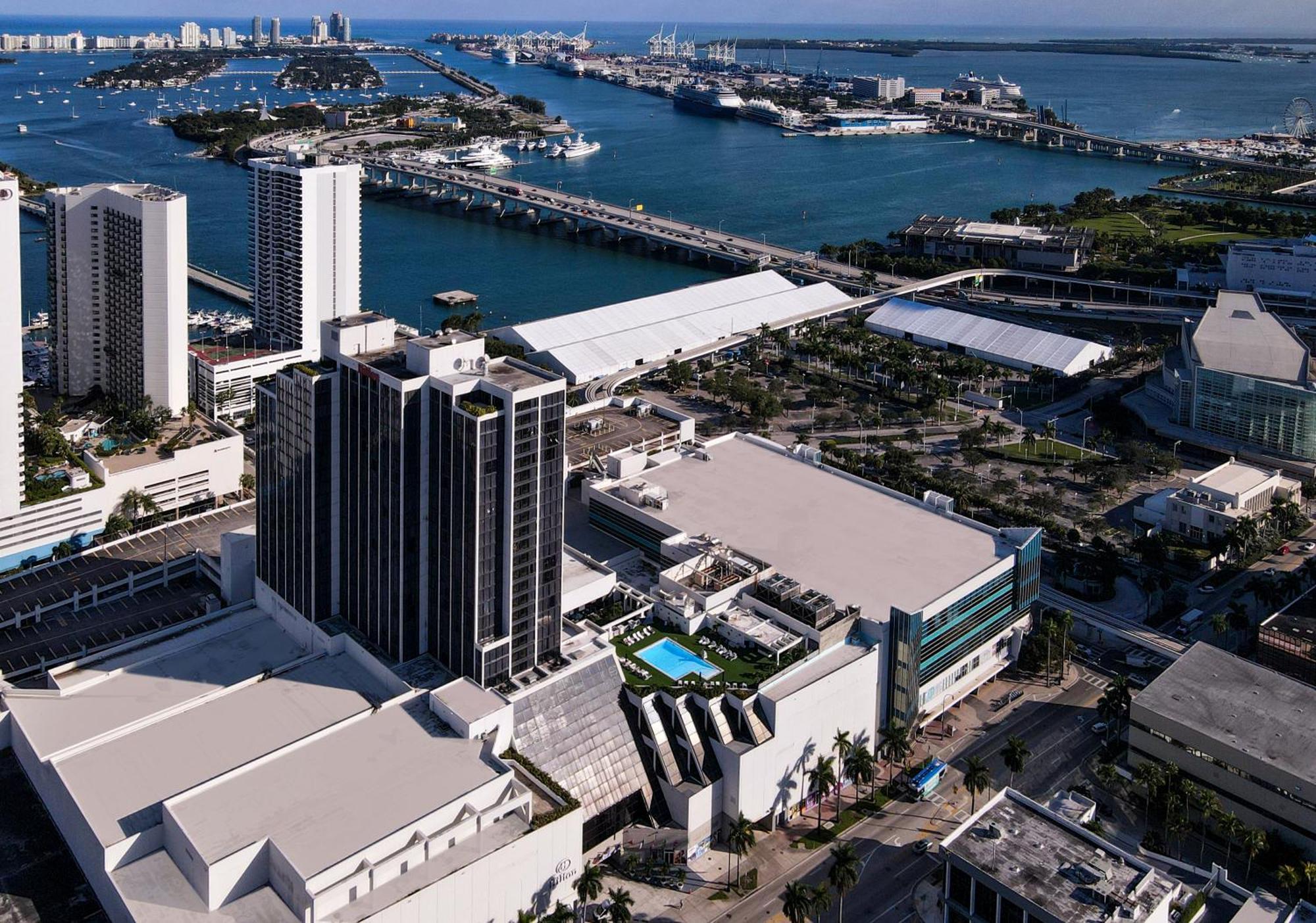 Hilton Miami Downtown Hotel Exterior photo